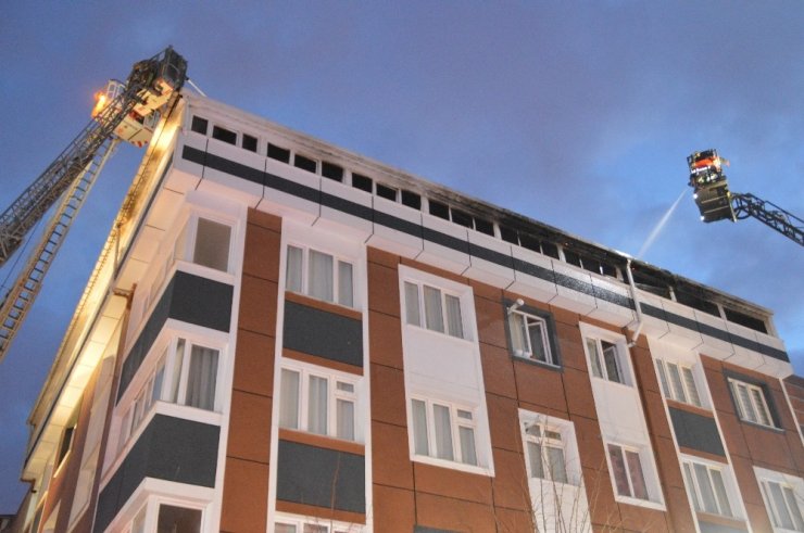 Gaziosmanpaşa’da 4 katlı bir apartmanın çatısı alev alev yandı