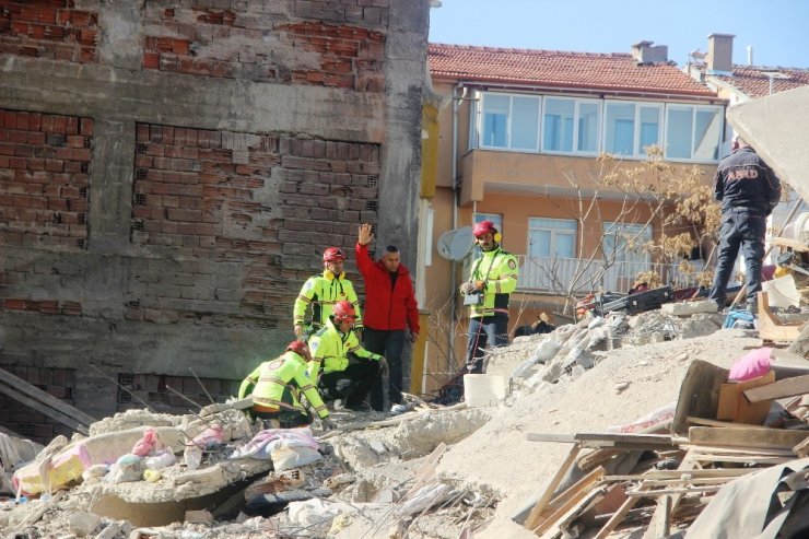 Bakanlar Soylu ve Koca ile Binali Yıldırım, deprem bölgesinde incelemelerde bulundu