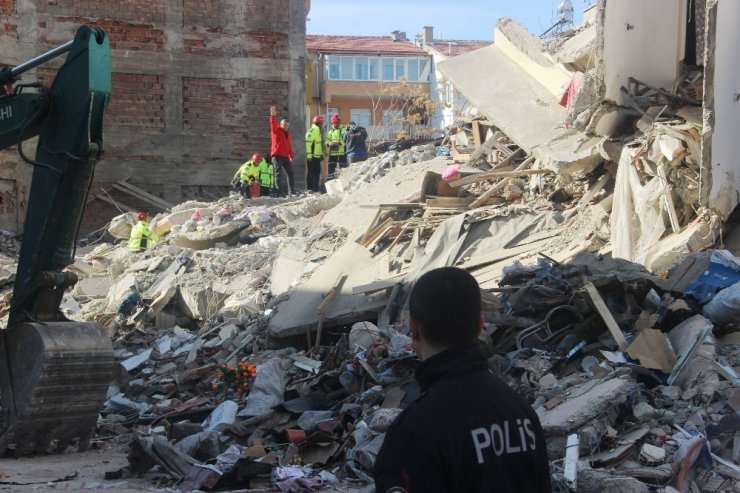 Bakanlar Soylu ve Koca ile Binali Yıldırım, deprem bölgesinde incelemelerde bulundu