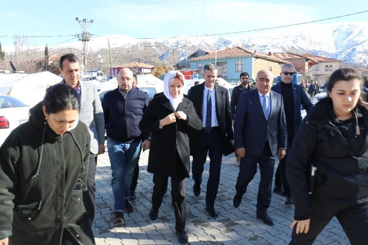 Meral Akşener’den depremde ölenlerin yakınlarına taziye ziyareti
