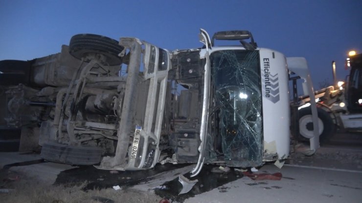 Ankara-Samsun kara yolunda tır devrildi, kilometrelerce araç kuyruğu oluştu