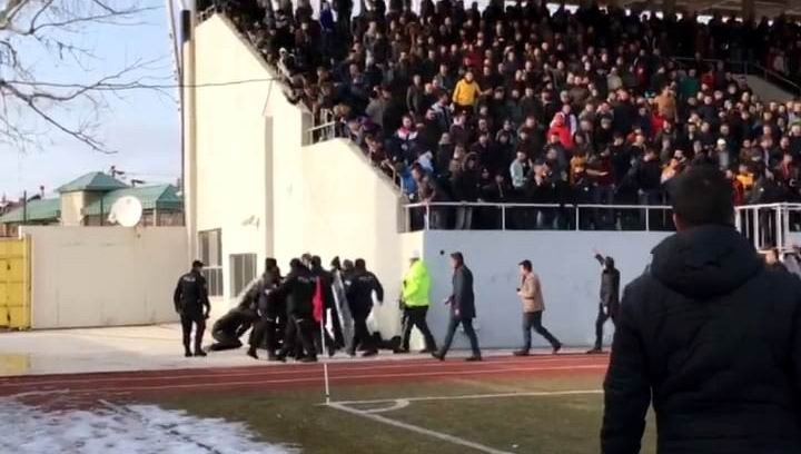 Kütahya’da olaylı maç, bir polis memuru başından yaralandı