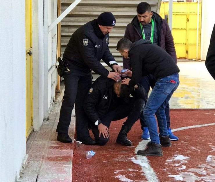 Kütahya’da olaylı maç, bir polis memuru başından yaralandı