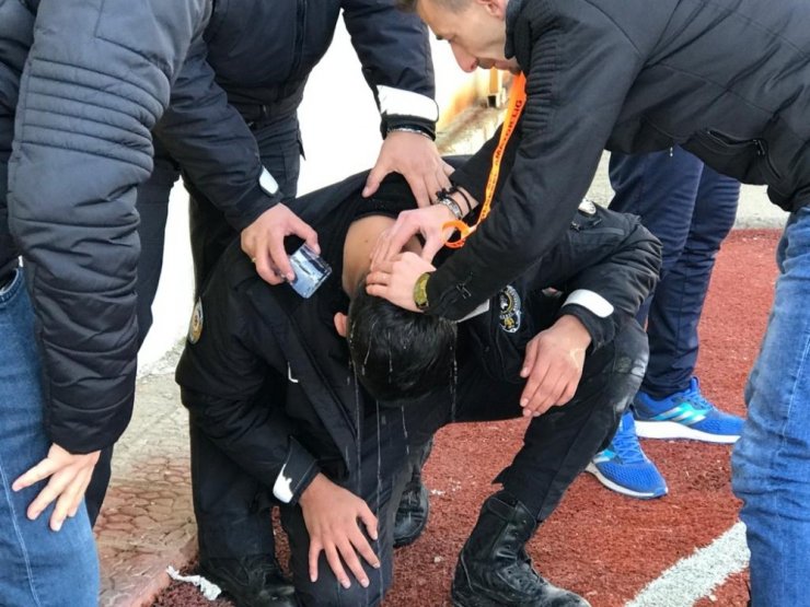 Kütahya’da olaylı maç, bir polis memuru başından yaralandı