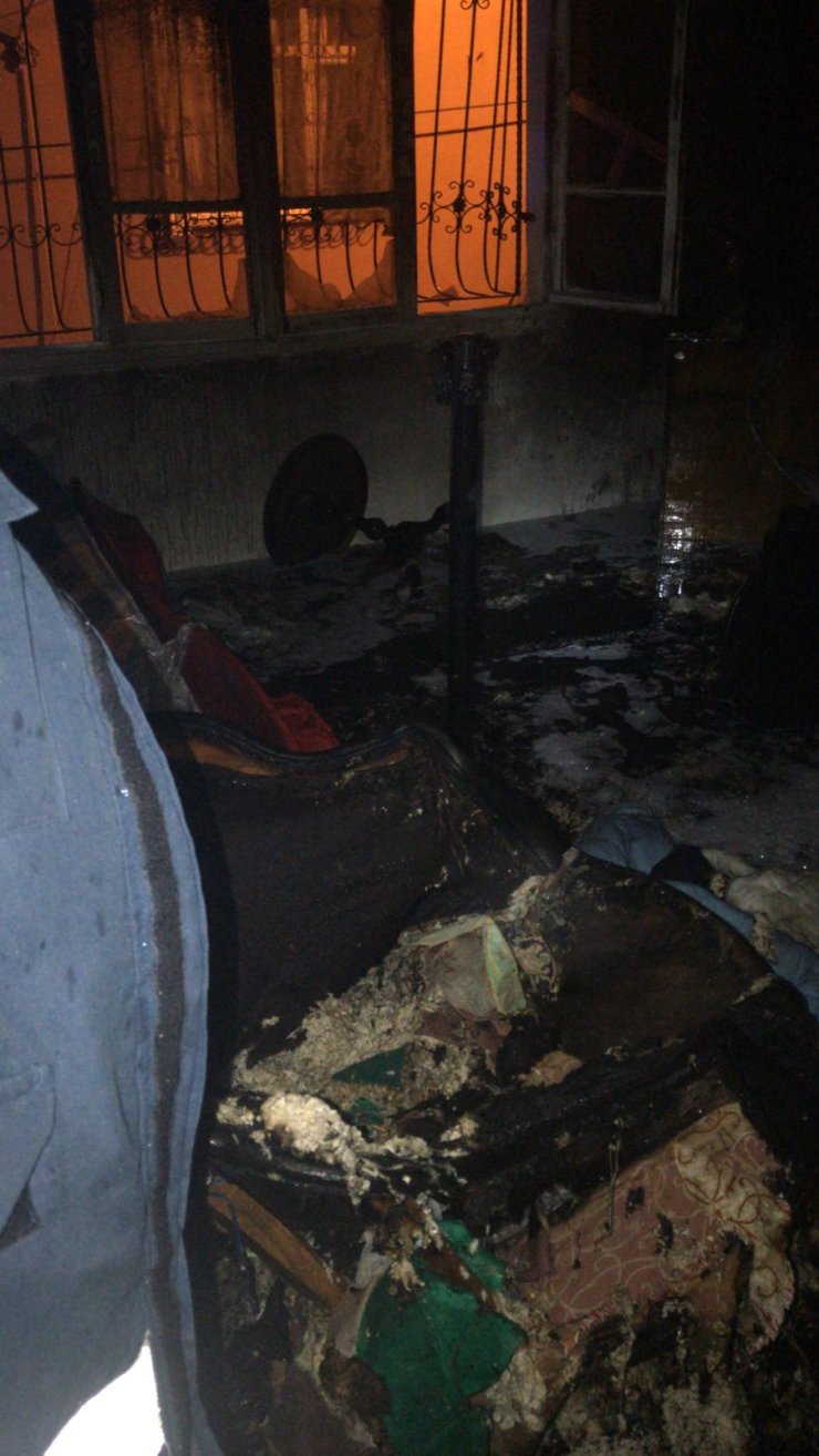 Mersin'de evde çıkan yangında bir kişi öldü