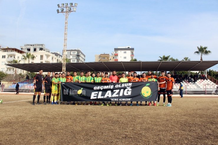 Erdemli’de futbolcular açtıkları pankartla Elazığ depreminin acısını paylaştı