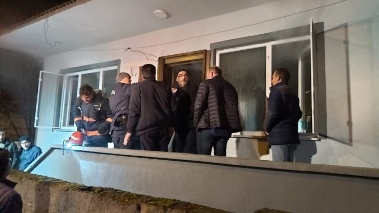 Tek katlı evde çıkan yangın itfaiye ekiplerince söndürüldü