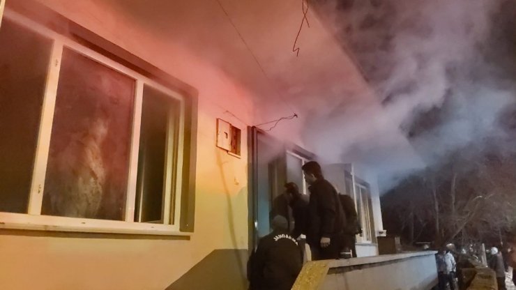 Tek katlı evde çıkan yangın itfaiye ekiplerince söndürüldü