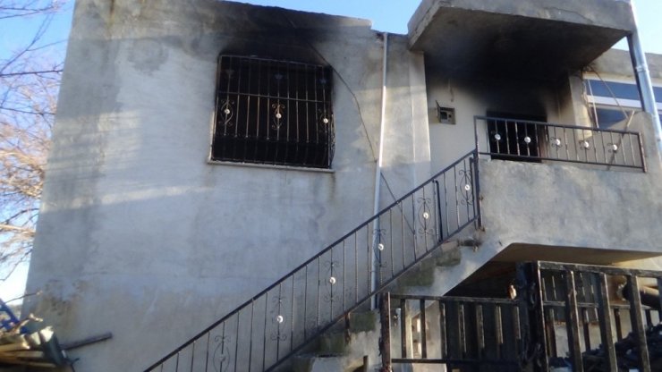 Sobadan çıkan kıvılcım evi yaktı