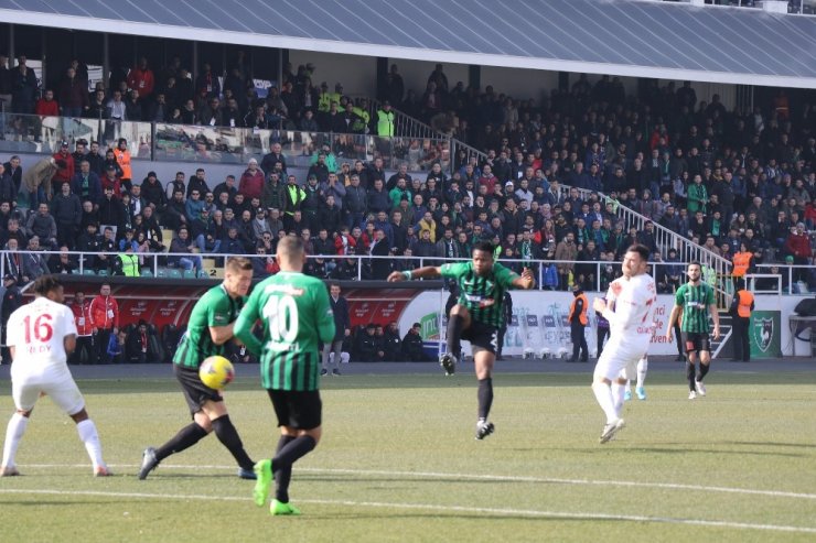 Süper Lig: Denizlispor:0 - Antalyaspor: 2 (İlk Yarı)