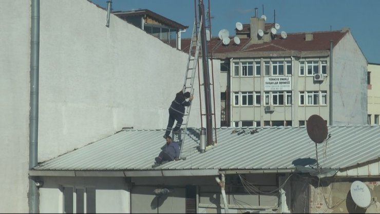 3 katlı binanın tepesinde yürekleri ağza getiren anlar