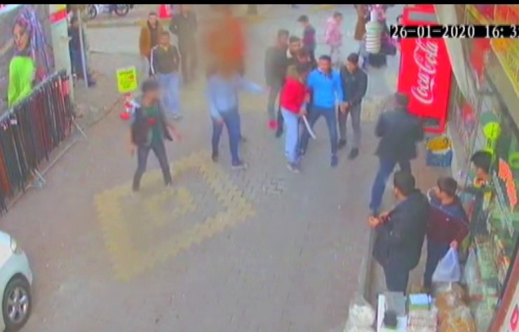Kavga ettiği kişiyi döner bıçağıyla kovaladı