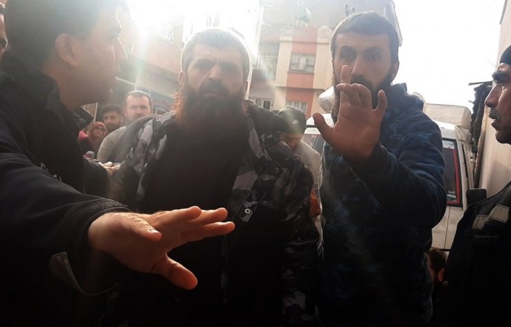 Yaralı yakınları gazetecilere saldırdı