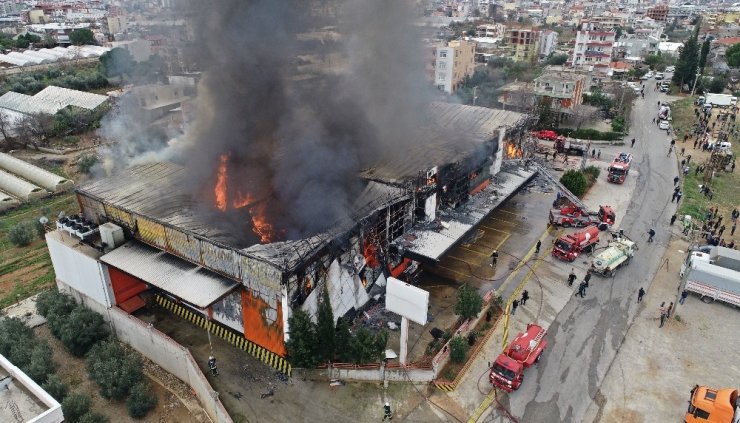 Sebze ve meyve deposunda çıkan yangın 2 saatte kontrol altına alındı