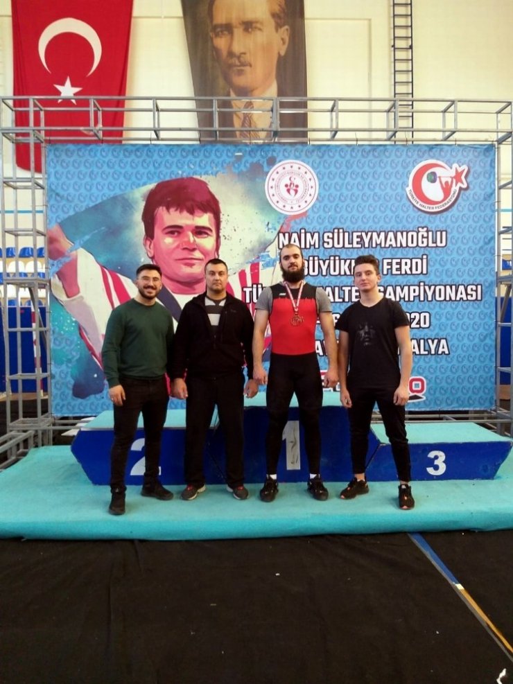 Mudanyalı halterciler kupayla döndü