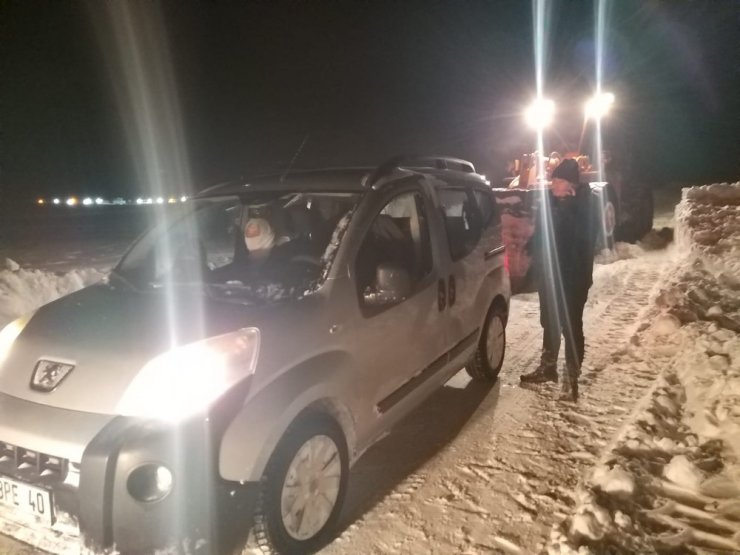 4 kişilik aile 2 saatte kurtarıldı