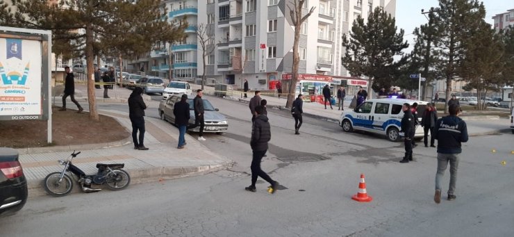 Motosiklette silahlı saldırıya uğrayan genç yaralandı