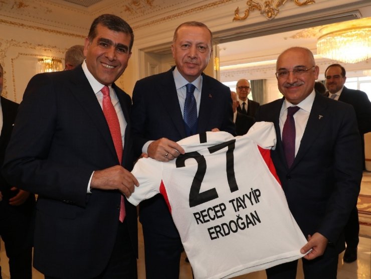 Cumhurbaşkanı Erdoğan’a 27 numaralı Gaziantep FK forması