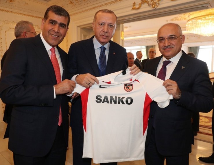 Cumhurbaşkanı Erdoğan’a 27 numaralı Gaziantep FK forması