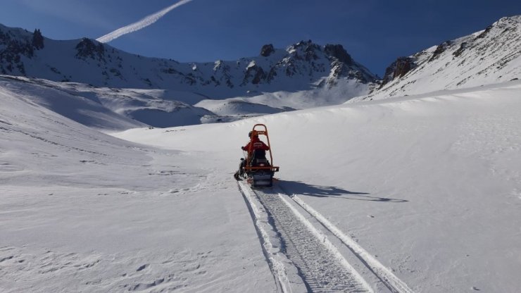 Erciyes’te mahsur kalan 2 dağcıyı jandarma kurtardı