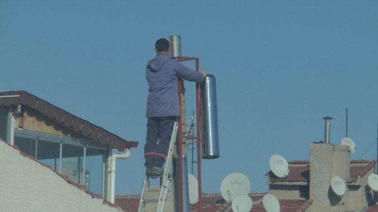 3 katlı binanın tepesinde yürekleri ağza getiren anlar