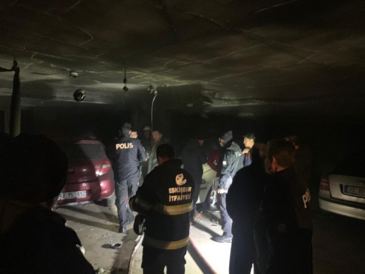 Garaja park edilen araç alev aldı