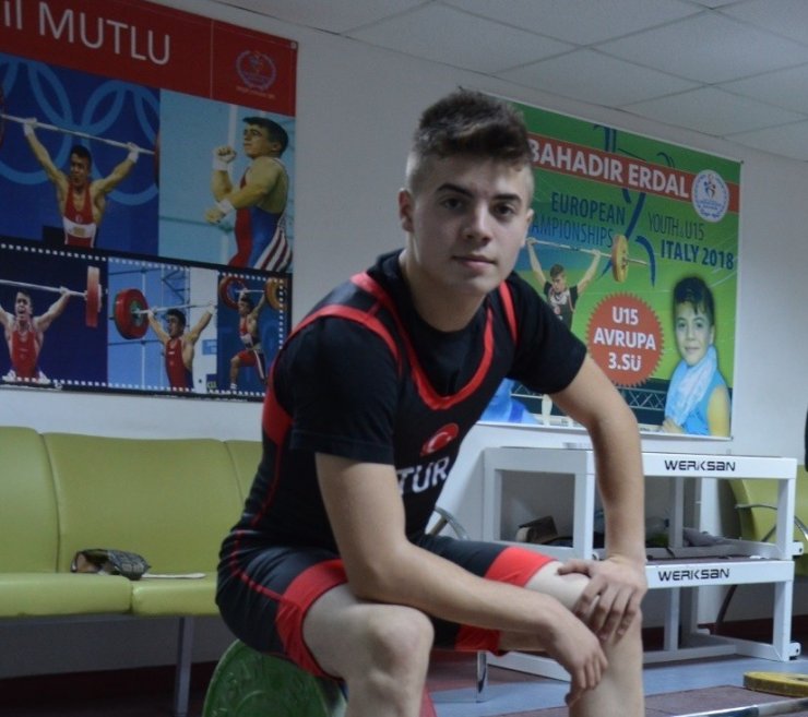 Yaşından fazla madalya sahibi