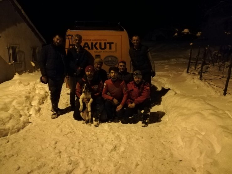 Buz tutmuş derede mahsur kalan köpeği AKUT kurtardı