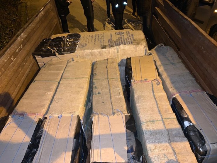 Traktör römorkundan 9 bin 450 paket kaçak sigara çıktı