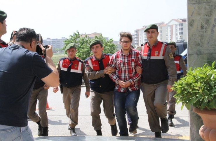 Babalarını önce öldürüp sonra yakmışlardı