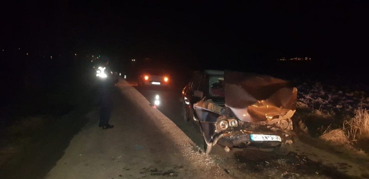 Kamyonetle otomobil çarpıştı: 6 yaralı