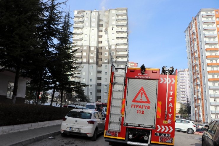 Kayseri’de yangından kurtulan 2 kardeş etrafı seyretti