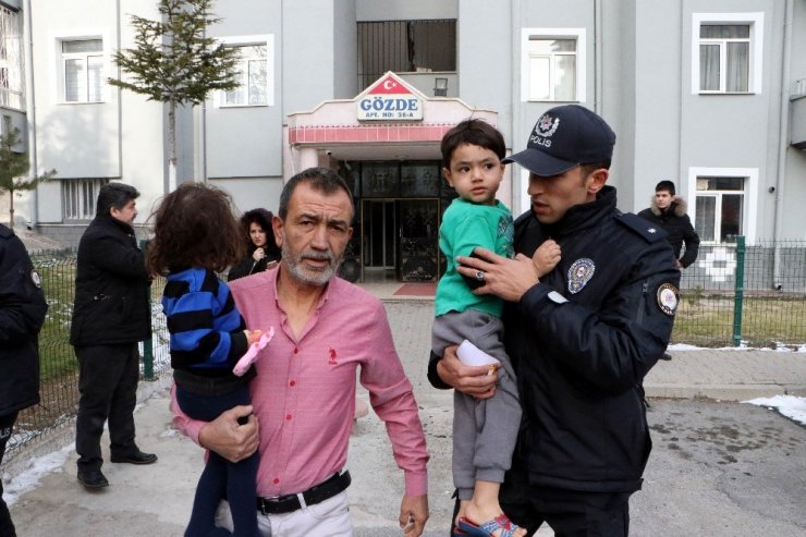 Kayseri’de yangından kurtulan 2 kardeş etrafı seyretti
