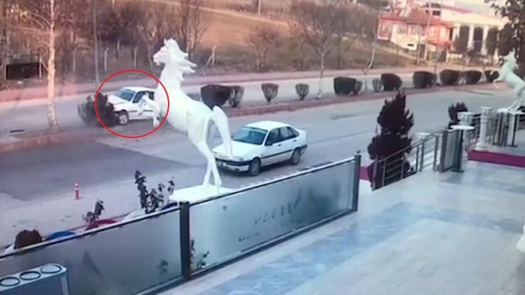Lastiği patlayan otomobilin kaza anı kamerada
