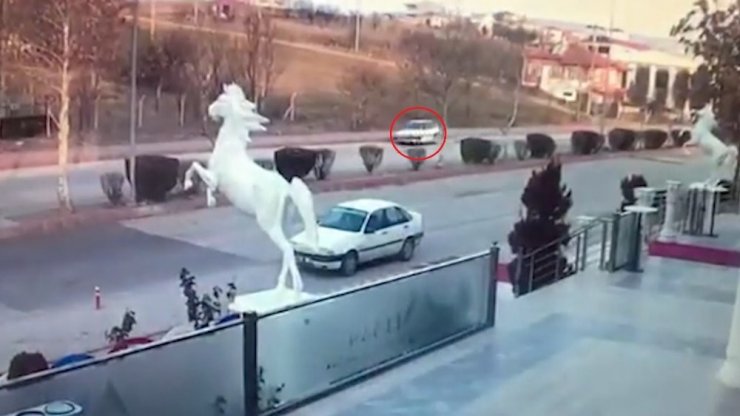 Lastiği patlayan otomobilin kaza anı kamerada