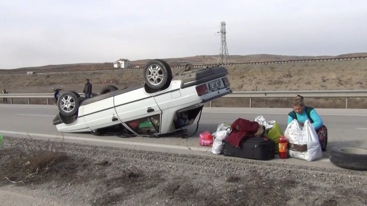 Tekeri kopan otomobil ters devrildi: 2 yaralı