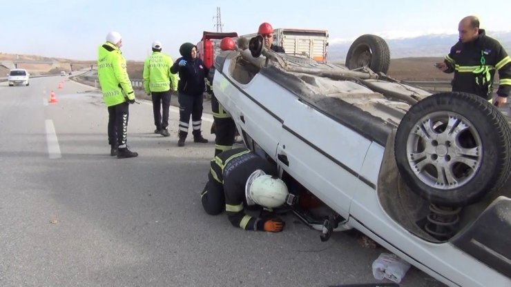 Tekeri kopan otomobil ters devrildi: 2 yaralı