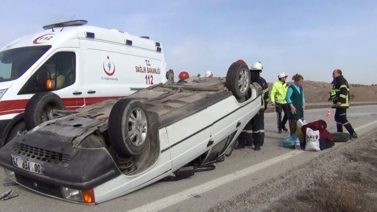 Tekeri kopan otomobil ters devrildi: 2 yaralı