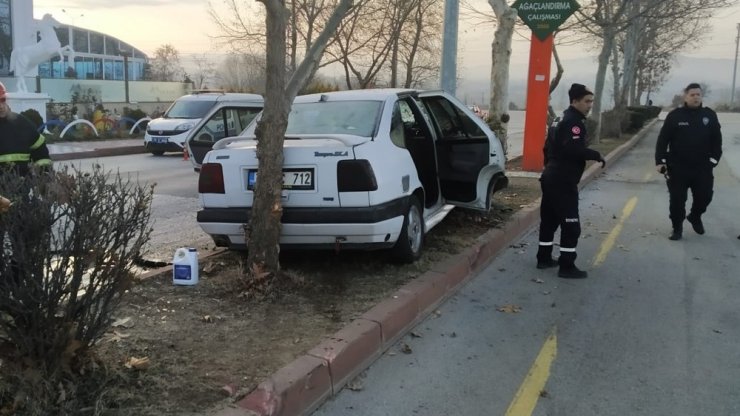 Otomobil ağaç ile direk arasına sıkıştı: 2 yaralı