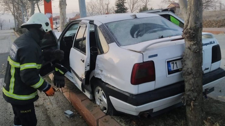 Otomobil ağaç ile direk arasına sıkıştı: 2 yaralı