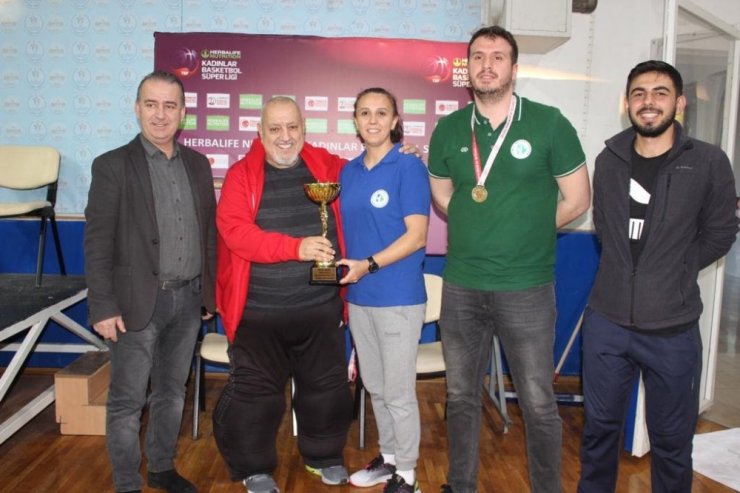 İzmit Belediyespor U-16 Kadın Basketbol Takımı şampiyon oldu