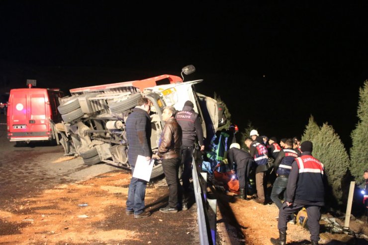 Kocaeli'de çekici devrildi: 2 ölü, 6 yaralı