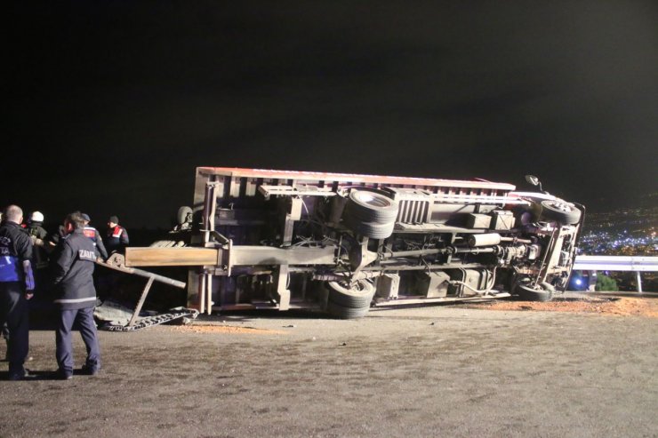 Kocaeli'de çekici devrildi: 2 ölü, 6 yaralı