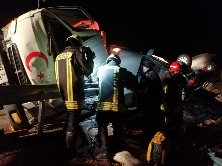 Arızalanan 2 otomobili taşıyan çekici devrildi: 2 ölü, 6 yaralı