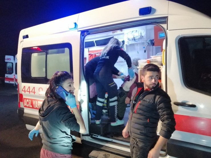 Arızalanan 2 otomobili taşıyan çekici devrildi: 2 ölü, 6 yaralı