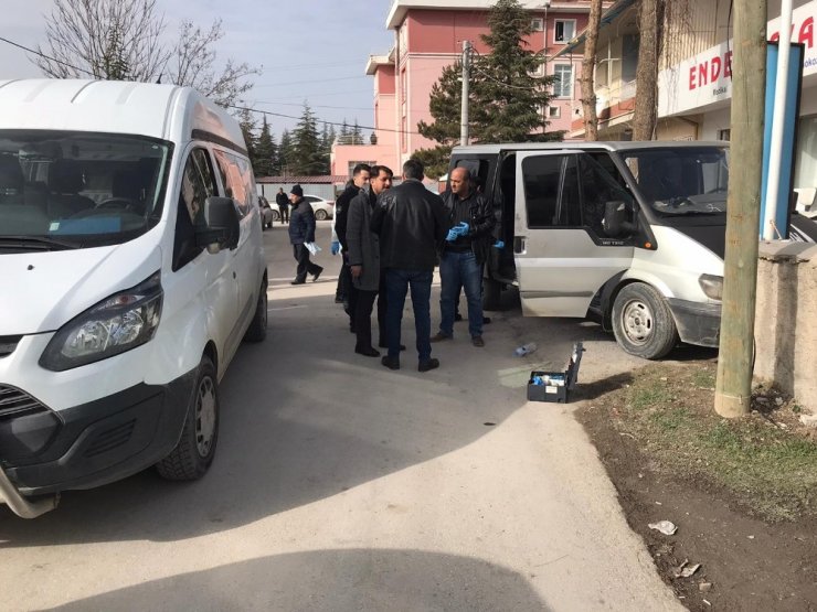 Kaçak göçmen taşıyan ehliyetsiz sürücü kovalamaca sonucu yakalandı