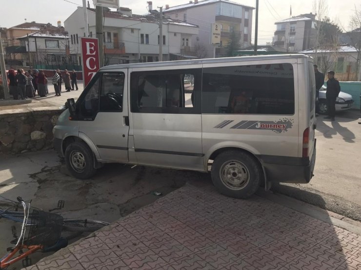 Kaçak göçmen taşıyan ehliyetsiz sürücü kovalamaca sonucu yakalandı