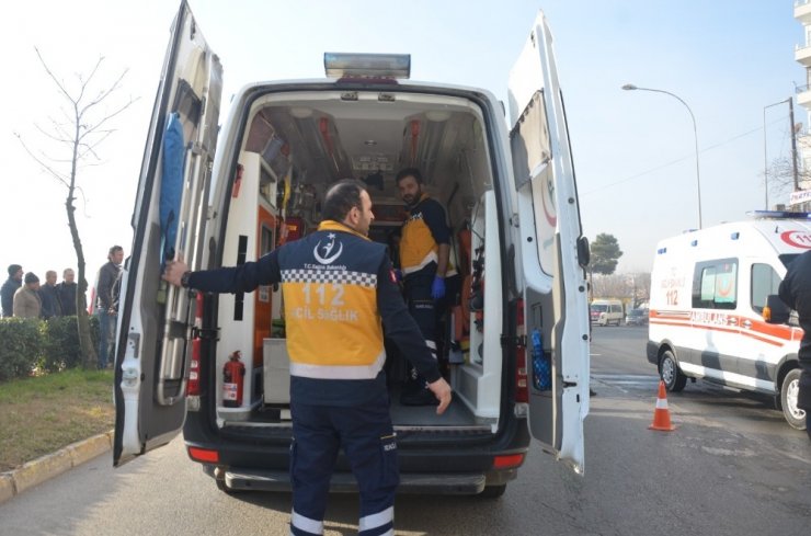 Ticari araçla minibüs kafa kafaya çarpıştı: 5 yaralı