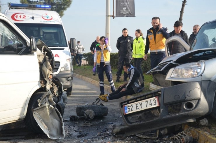 Ticari araçla minibüs kafa kafaya çarpıştı: 5 yaralı