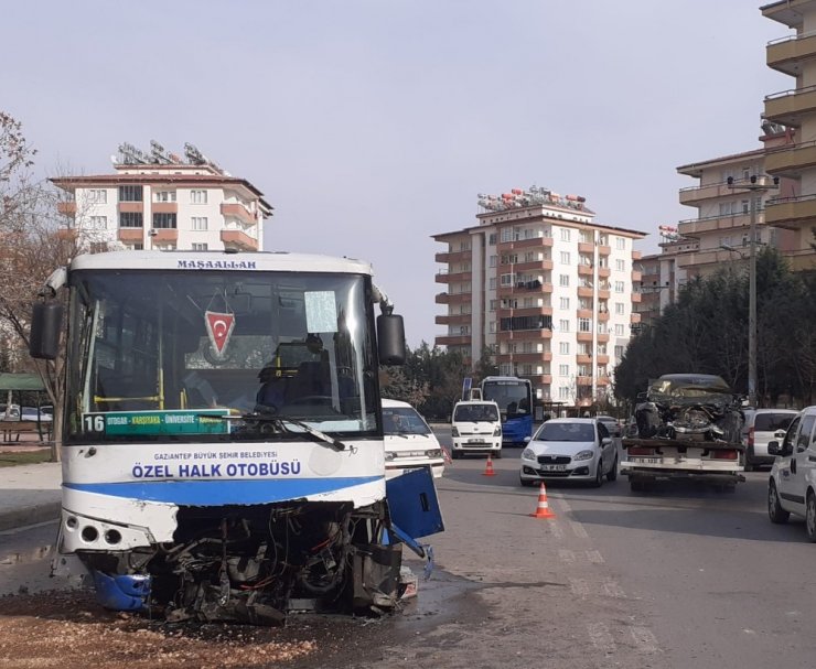 Lüks otomobil ile halk otobüsü çarpıştı: 1 ölü, 7 yaralı